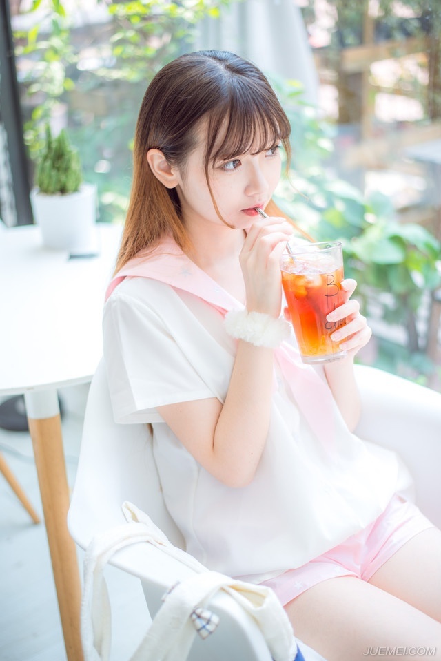 “拭目以待吧。”庞统微笑道，随后看向众人道：“却不知张任如今何在？”